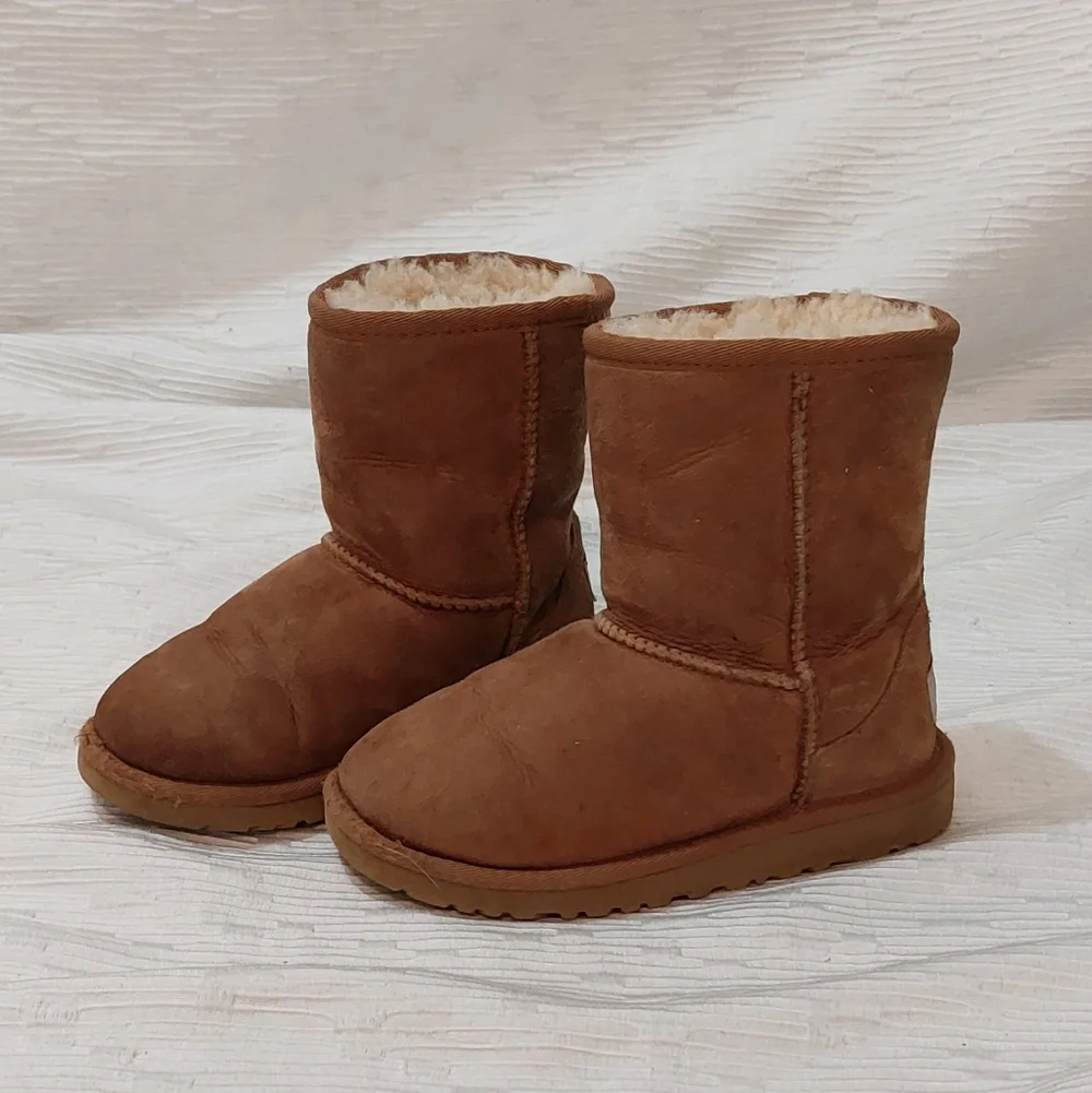 UGG Kids Short Shearling Lined Boots - Chestnut Brown Size 12
